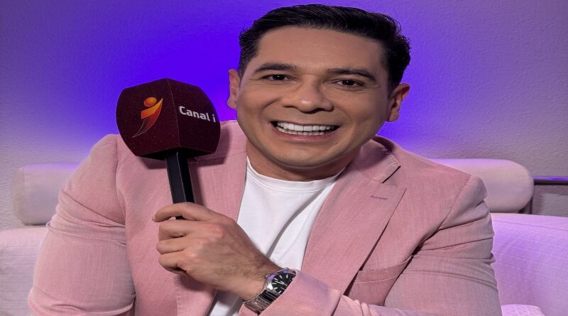 “Con Voz Propia” vuelve a Canal i repleto de novedades El próximo domingo 31 de mayo, a las 8:00 pm, el programa de entrevista conducido por José Gregorio Morales inicia su cuarta temporada Texto: Estrenando set, José Gregorio Morales regresa a Canal i “Con Voz Propia”. Lo hace el próximo domingo 31 de mayo, a las 8:00 de la noche, con una temporada de estreno, la cuarta, tras una breve pausa. La historia humana detrás del artista o figura pública invitada queda al descubierto en una conversación franca, dinámica y cuyo principal foco es dar visibilidad a aspectos profesionales, personales y generales del entrevistado, poco conocidos por el televidente. “No pretendemos ser amarillistas o sacar información que quizás alimente el morbo de algunas personas, sino todo lo contrario, vamos tras el lado humano. Básicamente para impulsar historias que puedan inspirar al público. ¿Quién será el primer invitado al estreno? Tendrán que verlo”, asoma José Gregorio con la simpatía que le caracteriza. Y es que celoso de revelar detalles, para no minimizar las sorpresas, Morales se propone generar una gran expectativa. “Puedo adelantarte que vamos a tener artistas de talla internacional, y no solo vamos a entrevistar a figuras del entretenimiento, queremos ir un poco más allá, con deportistas y personalidades destacadas en el ámbito nacional que quizá no han tenido un espacio para contar su historia”, afirma. Esta vez el mayor reto fue allanar el terreno, principalmente, tras entender que muchas figuras públicas temen asistir a este tipo de programas por temor a ventilar aspectos demasiado personales. “No hurgaremos en temas muy privados que prefieran resguardar en intimidad”, enfatiza el animador. “Ese es, precisamente, el reto: acercarnos a ellos pero de una manera sensible y humana”. Tras tres temporadas, José Gregorio vuelve repotenciado con intención de incrementar la sintonía, ofreciendo un producto de altísima calidad. “También queremos que a través de las redes sociales se pueda complementar o se pueda difundir más el mensaje o ampliar las entrevistas que estamos grabando”. Intertítulo: Una conversación amena Texto: Feliz con la nueva temporada en puertas, José Gregorio afirma que siempre va a ser gratificante y un honor ser parte de Canal i. “La planta televisiva, de la que formo parte desde hace tantos años, me sigue dando la oportunidad de hacer lo que tanto me apasiona, lo que tanto me gusta: tener conversaciones amenas, agradables y humanas con cada uno de mis invitados. Estoy muy agradecido”. Con calidez, respeto y cordialidad Morales busca que sus invitados “no se sientan juzgados o atacados, sino como en casa, disfrutando de una amena conversación. Para lograrlo, el animador echa mano a su personalidad. “Nunca he forzado la barrera, ni he buscado ser un personaje de televisión. Lo que han visto de mí en cada uno de los retos asumidos en TV, son mi elocuencia, interés de aportar valor a las personas, y que cada televidente se quede con alguna reflexión o algo que lo impulse a mejorar”. Comulgando con esa visión de Canal i de ser “un canal que se atreve, que impulsa al talento nacional y que está dispuesto a arriesgarse, a hacer cosas que el resto no”, remata. ...