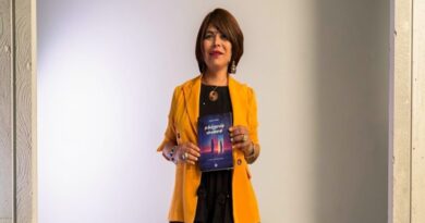 3 of 354 El nuevo fenomeno de la Astrologa Kiara Rios presenta Inteligencia Emocional Inbox andres oscar velis telleria Attachments 10:25 AM (4 hours ago) to me Kiara Ríos presenta Inteligencia Emocional La reconocida astróloga y vidente Kiara Ríos, figura central de recientes debates en medios por sus predicciones, da un giro en su carrera con el lanzamiento de su primer libro: "Inteligencia Emocional". En esta obra, Ríos propone un viaje hacia la conciencia, alejándose del ruido exterior para conectar con la sabiduría interior. Tras un periodo de alta exposición mediática, la creadora de Astrokia presenta una guía profunda y accesible que integra enseñanzas del budismo tibetano, el yoga y la astrología. El libro aborda temas universales como el ego, el duelo, las heridas emocionales y el propósito de vida, ofreciendo herramientas prácticas para habitar el presente. "El conocimiento es exterior, pero la sabiduría se desarrolla en ti", afirma Ríos, quien busca con este texto que los lectores aprendan a reconocer y comunicar sus emociones en un mundo cada vez más dual. Detalles del lanzamiento y gira: El libro fue presentado con éxito en espacios como Dain Usina Cultural en Palermo y Casa Storni en Mar del Plata. Gira Nacional: La autora se prepara para realizar una gira por Argentina para compartir estas herramientas de evolución personal, que incluye el norte argentino en mayo, para luego llegar a Montevideo, y en el medio nuevas presentaciones en Buenos Aires y Mar del Plata, la ciudad elegida para vivir. Kiara Ríos participa activamente en eventos literarios, incluyendo reciente presentación en la Feria Internacional del Libro de Buenos Aires. Sobre la autora: Kiara Ríos es astróloga, vidente, numeróloga y coaching. Con una fuerte presencia en redes sociales como @kiaraastrologa, se ha consolidado como una guía espiritual que invita a la responsabilidad personal y al despertar de la conciencia. https://www.instagram.com/kiaraastrologa/ https://www.youtube.com/watch?v=2eJ03Nz8GSg