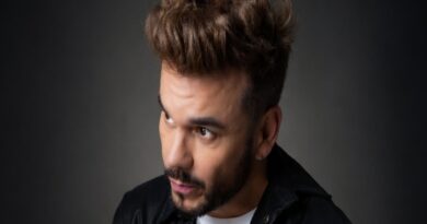 El cantante colombiano Luccas Rivera presenta el próximo 24 de mayo su nuevo sencillo “Vuela Paloma”, una reinterpretación de la canción popularizada por Carlos Mario Zabaleta, compuesta por Joselo Iguarán, que llega como un homenaje a una de las épocas más recordadas de la música colombiana. Con esta nueva versión, Rivera no solo revisita un clásico, sino que conecta su historia personal con el sonido que marcó a toda una generación. “Vuela Paloma significa para mí una conexión directa con una época muy especial del tropipop. Justo cuando ese movimiento estaba en su mejor momento, yo me encontraba fuera del país persiguiendo mis sueños, pero esa música siempre estuvo presente en mi historia”, afirma el artista. La idea de incluir esta canción en su repertorio nació desde el inicio de su proyecto artístico, como parte de una búsqueda por revivir el tropipop desde una mirada actual. Para Luccas Rivera, “Vuela Paloma” representa ese puente entre el pasado y el presente, una oportunidad de rendir homenaje a un sonido que sigue vivo en la memoria del público, pero que también puede dialogar con nuevas audiencias. Musicalmente, la canción se transforma en una propuesta de vallenato pop romántico con matices urbanos, manteniendo la esencia emocional de la versión original, pero incorporando nuevos elementos que definen la identidad del artista. La producción estuvo a cargo de Deiby Jaimes, con el acordeón interpretado por Tatty Manzano y las guitarras de Ferney Rodríguez, logrando una fusión entre lo tradicional y lo contemporáneo. “Queríamos respetar el corazón de la canción, pero darle una identidad nueva. Es una versión muy emocional, pensada para que quienes la recuerdan la vuelvan a sentir, y quienes no, la descubran desde este momento”,explica Luccas Rivera. En su interpretación, el artista aborda la canción desde un lugar más íntimo y maduro, conectando con experiencias personales marcadas por decisiones, despedidas y aprendizajes. “Es una historia sobre entender que a veces hay que dejar ir, permitir que las personas vuelen de tu vida como una paloma”, agrega. Este lanzamiento llega en un momento clave en la carrera de Luccas Rivera, quien viene de una intensa agenda de presentaciones en vivo y procesos de producción musical, consolidando una propuesta que busca posicionarse dentro del panorama del pop latino con raíces colombianas. Con “Vuela Paloma”, el artista reafirma su intención de construir un sonido que une generaciones, emociones y estilos, manteniendo viva la esencia del tropipop mientras la proyecta hacia el presente. El sencillo está disponible en todas las plataformas digitales. Al escuchar esta nueva versión, el público no solo encontrará una canción, sino una historia: la de un artista que transforma sus recuerdos en música y que hoy empieza a responder una pregunta que cada vez suena más fuerte: ¿quién es Luccas Rivera? Para conocer más sobre su música, próximos lanzamientos y presentaciones, el artista invita a seguir sus redes sociales y descubrir su catálogo en plataformas digitales. https://youtu.be/Dwf-jF2VkGE?si=ZhGnFQ1yeWulWWnn