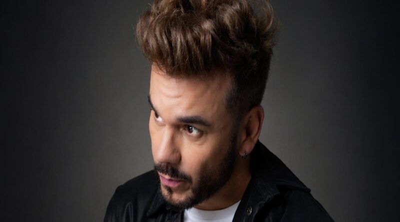 El cantante colombiano Luccas Rivera presenta el próximo 24 de mayo su nuevo sencillo “Vuela Paloma”, una reinterpretación de la canción popularizada por Carlos Mario Zabaleta, compuesta por Joselo Iguarán, que llega como un homenaje a una de las épocas más recordadas de la música colombiana. Con esta nueva versión, Rivera no solo revisita un clásico, sino que conecta su historia personal con el sonido que marcó a toda una generación. “Vuela Paloma significa para mí una conexión directa con una época muy especial del tropipop. Justo cuando ese movimiento estaba en su mejor momento, yo me encontraba fuera del país persiguiendo mis sueños, pero esa música siempre estuvo presente en mi historia”, afirma el artista. La idea de incluir esta canción en su repertorio nació desde el inicio de su proyecto artístico, como parte de una búsqueda por revivir el tropipop desde una mirada actual. Para Luccas Rivera, “Vuela Paloma” representa ese puente entre el pasado y el presente, una oportunidad de rendir homenaje a un sonido que sigue vivo en la memoria del público, pero que también puede dialogar con nuevas audiencias. Musicalmente, la canción se transforma en una propuesta de vallenato pop romántico con matices urbanos, manteniendo la esencia emocional de la versión original, pero incorporando nuevos elementos que definen la identidad del artista. La producción estuvo a cargo de Deiby Jaimes, con el acordeón interpretado por Tatty Manzano y las guitarras de Ferney Rodríguez, logrando una fusión entre lo tradicional y lo contemporáneo. “Queríamos respetar el corazón de la canción, pero darle una identidad nueva. Es una versión muy emocional, pensada para que quienes la recuerdan la vuelvan a sentir, y quienes no, la descubran desde este momento”,explica Luccas Rivera. En su interpretación, el artista aborda la canción desde un lugar más íntimo y maduro, conectando con experiencias personales marcadas por decisiones, despedidas y aprendizajes. “Es una historia sobre entender que a veces hay que dejar ir, permitir que las personas vuelen de tu vida como una paloma”, agrega. Este lanzamiento llega en un momento clave en la carrera de Luccas Rivera, quien viene de una intensa agenda de presentaciones en vivo y procesos de producción musical, consolidando una propuesta que busca posicionarse dentro del panorama del pop latino con raíces colombianas. Con “Vuela Paloma”, el artista reafirma su intención de construir un sonido que une generaciones, emociones y estilos, manteniendo viva la esencia del tropipop mientras la proyecta hacia el presente. El sencillo está disponible en todas las plataformas digitales. Al escuchar esta nueva versión, el público no solo encontrará una canción, sino una historia: la de un artista que transforma sus recuerdos en música y que hoy empieza a responder una pregunta que cada vez suena más fuerte: ¿quién es Luccas Rivera? Para conocer más sobre su música, próximos lanzamientos y presentaciones, el artista invita a seguir sus redes sociales y descubrir su catálogo en plataformas digitales. https://youtu.be/Dwf-jF2VkGE?si=ZhGnFQ1yeWulWWnn