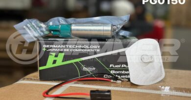 El abastecimiento de repuestos confiables es crítico para el parque automotor y Austin Piñate, líder estratégico de Grupo Hammer, anuncia la reposición oficial de su producto estrella en el mercado de inyección: la pila de gasolina 2068 con conmutador de carbón. Tras una alta demanda que agotó el inventario, este componente clave regresa para garantizar el óptimo rendimiento de los vehículos. La pieza se consolida nuevamente como la opción preferida por mecánicos y conductores debido a su durabilidad superior. La pila de combustible Hammer 2068, destaca por su ingeniería avanzada y su adaptación a las exigencias del combustible local. El elemento diferenciador de esta bomba es su conmutador de carbón, una tecnología que supera ampliamente a los conmutadores de cobre tradicionales. Características técnicas y bondades del producto estrella: * Conmutador de carbón: Minimiza la fricción interna y resiste mejor la corrosión química. * Flujo de presión constante: Asegura una inyección de combustible exacta y sin caídas de potencia. * Disipación térmica eficiente: Evita el sobrecalentamiento de la bomba dentro del tanque. * Operación silenciosa: Reduce notablemente el ruido acústico durante el encendido y la marcha. * Compatibilidad extendida: Diseñada para acoplarse de forma exacta en los modelos de vehículos más comerciales. Estas propiedades comerciales convierten a la bomba de gasolina 2068, en la solución más buscada para prevenir fallas prematuras en el sistema de inyección electrónica. La reposición de este inventario estratégico responde al compromiso de Grupo Hammer de mantener las vías en movimiento. Bajo la gestión de Austin Piñate, la marca asegura un suministro estable para toda su red de distribuidores autorizados. La pila de gasolina con conmutador de carbón ya está disponible en las principales tiendas de repuestos automotrices. Proteja la vida útil de su motor instalando el componente líder en tecnología de inyección.