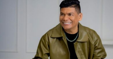 El cantautor colombiano Alex Manga lidera el vallenato internacional con sus exitosos conciertos en Canadá y se prepara para su tour musical por Estados Unidos y Europa en los meses de abril, mayo y junio, llevando consigo la esencia de su más reciente producción discográfica: “El Presidente del Vallenato”. El nuevo álbum, compuesto por 15 temas que rescatan el sentimiento y la potencia del género, será la bandera de esta travesía musical. Según Manuel Polo, manager de la agrupación, la logística está lista para cumplir con una agenda que promete llenar los recintos más emblemáticos de cada ciudad. La travesía europea comenzará en España a finales de abril, con paradas obligatorias en Sevilla, Madrid y Barcelona, extendiéndose incluso hasta la sofisticada escena de París. Sin descanso, el artista cruzará el Atlántico para cerrar su tour en los Estados Unidos, con fechas confirmadas en Florida, Nueva Jersey y Utah, entre otros estados. Agenda musical 2026 Abril • Viernes 17: Toronto, Canadá – Oasis Convention Centre. • Sábado 18: Calgary, Canadá – Chinese Cultural Center. • Viernes 24: Sevilla, España – Sala New Theatre. • Sábado 25: Tenerife, España – Castillo San Miguel. • Jueves 30: Madrid, España – La Cubierta de Leganés. Mayo • Viernes 01: Valencia, España – Sala Tomasa. • Sábado 02: Galicia, España – Sala Chanteclair. • Jueves 07: París, Francia – Sala Bridge. • Viernes 08: Alicante, España – Sala V8 Space. • Sábado 09: Mallorca, España – Sala MotorWorld. • Domingo 10: Barcelona, España – Hyatt Regency Bellvitge. • Viernes 15: Medellín, Colombia – Discotk La Chula. • Sábado 16: Distracción, Guajira – Festival de Los Laureles. • Domingo 17: Segovia, Antioquia – Ferias y Fiestas. • Viernes 22: Kissimmee, FL (EE. UU.) – Fonda Dulce Jesús Mío. • Sábado 23: Tampa, FL (EE. UU.) – Scottish Rite Masonic Center. • Domingo 24: West Palm Beach, FL (EE. UU.) – La Noche Night Club. • Viernes 29: East Haven, CT (EE. UU.) – Fiesta Bar & Grill. • Sábado 30: Elizabeth, NJ (EE. UU.) – Teatro Ritz. Junio • Viernes 05: Denver, CO (EE. UU.) – Stampede. • Sábado 06: Salt Lake City, UT (EE. UU.) – 801 Event Center. Alex Manga en el 2026 se mantiene a la vanguardia del vallenato internacional.