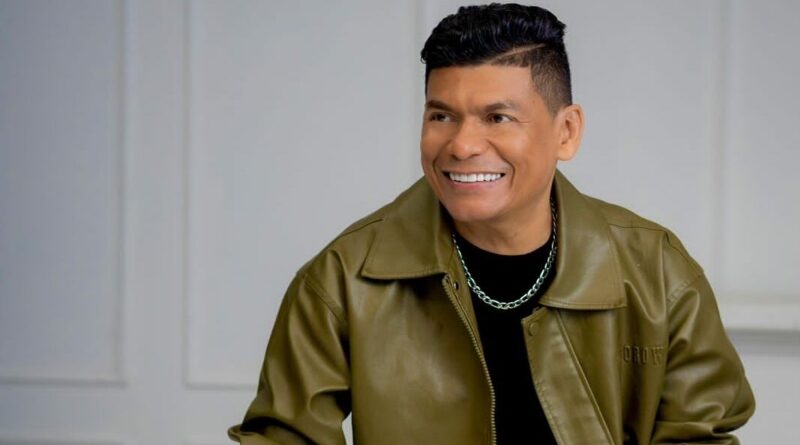 El cantautor colombiano Alex Manga lidera el vallenato internacional con sus exitosos conciertos en Canadá y se prepara para su tour musical por Estados Unidos y Europa en los meses de abril, mayo y junio, llevando consigo la esencia de su más reciente producción discográfica: “El Presidente del Vallenato”. El nuevo álbum, compuesto por 15 temas que rescatan el sentimiento y la potencia del género, será la bandera de esta travesía musical. Según Manuel Polo, manager de la agrupación, la logística está lista para cumplir con una agenda que promete llenar los recintos más emblemáticos de cada ciudad. La travesía europea comenzará en España a finales de abril, con paradas obligatorias en Sevilla, Madrid y Barcelona, extendiéndose incluso hasta la sofisticada escena de París. Sin descanso, el artista cruzará el Atlántico para cerrar su tour en los Estados Unidos, con fechas confirmadas en Florida, Nueva Jersey y Utah, entre otros estados. Agenda musical 2026 Abril • Viernes 17: Toronto, Canadá – Oasis Convention Centre. • Sábado 18: Calgary, Canadá – Chinese Cultural Center. • Viernes 24: Sevilla, España – Sala New Theatre. • Sábado 25: Tenerife, España – Castillo San Miguel. • Jueves 30: Madrid, España – La Cubierta de Leganés. Mayo • Viernes 01: Valencia, España – Sala Tomasa. • Sábado 02: Galicia, España – Sala Chanteclair. • Jueves 07: París, Francia – Sala Bridge. • Viernes 08: Alicante, España – Sala V8 Space. • Sábado 09: Mallorca, España – Sala MotorWorld. • Domingo 10: Barcelona, España – Hyatt Regency Bellvitge. • Viernes 15: Medellín, Colombia – Discotk La Chula. • Sábado 16: Distracción, Guajira – Festival de Los Laureles. • Domingo 17: Segovia, Antioquia – Ferias y Fiestas. • Viernes 22: Kissimmee, FL (EE. UU.) – Fonda Dulce Jesús Mío. • Sábado 23: Tampa, FL (EE. UU.) – Scottish Rite Masonic Center. • Domingo 24: West Palm Beach, FL (EE. UU.) – La Noche Night Club. • Viernes 29: East Haven, CT (EE. UU.) – Fiesta Bar & Grill. • Sábado 30: Elizabeth, NJ (EE. UU.) – Teatro Ritz. Junio • Viernes 05: Denver, CO (EE. UU.) – Stampede. • Sábado 06: Salt Lake City, UT (EE. UU.) – 801 Event Center. Alex Manga en el 2026 se mantiene a la vanguardia del vallenato internacional.