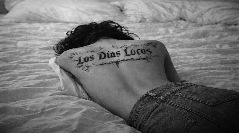 Elena estrena el video de “Los Días Locos”: Una obra visual nacida de la intimidad y la complicidad musical