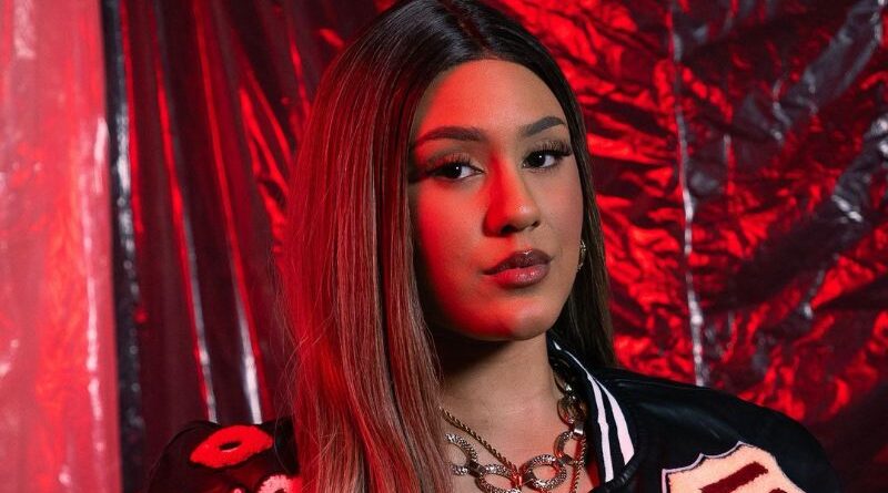 MIAMI, FL. La escena musical urbana da la bienvenida a "Baby Exclusiva", el nuevo sencillo promocional de la cantante y compositora emergente Licy B (conocida en plataformas digitales como @Iamlicyb). El lanzamiento llega acompañado de una alianza estratégica con la plataforma multimedios LaPuraCrema.net, cuyo canal de televisión digital —con alcance en más de 40 cableoperadoras y sistemas de IPTV— ha impulsado el tema para posicionarlo rápidamente en el top musical de la audiencia latina. Una propuesta de empoderamiento y autenticidad Licy B se ha distinguido en la industria por una propuesta que fusiona los géneros urbanos y populares con letras cargadas de empoderamiento, estilo y autenticidad. Tras la receptividad de sencillos previos como "Mala Suerte" (cuyo videoclip estuvo bajo la dirección de Yordan Films), "La Modelo" y "El Reemplazo", la artista reafirma su versatilidad con este nuevo corte que ya marca tendencia en las redes sociales. "Baby Exclusiva", lanzado oficialmente en febrero de 2026, destaca por su frescura y por la fuerte conexión que la artista ha logrado con la generación actual a través de composiciones propias e historias de identidad y fuerza. Proyección internacional y conexión con el público La receptividad de la audiencia hacia Licy B ha sido excepcional, convirtiéndola en una de las figuras más solicitadas en la programación diaria de la cadena aliada. Su ascenso en las listas de popularidad es el resultado de un trabajo constante que hoy se refleja en el crecimiento de sus números de streaming y en la interacción diaria con su comunidad de seguidores. El videoclip oficial de "Baby Exclusiva" ya se encuentra disponible en su canal de YouTube, mostrando la evolución visual y artística de una de las promesas del género urbano actual. Disponibilidad en Plataformas Toda la discografía de Licy B, incluyendo su más reciente éxito "Baby Exclusiva", se encuentra disponible en las principales plataformas digitales de música: Spotify: [Licy B] YouTube: Licy B Oficial Instagram: @iamlicyb