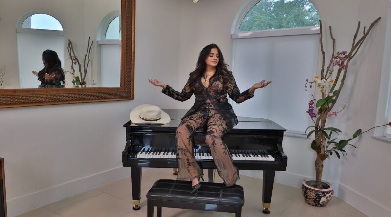 Annakarina estrena su primer álbum “Katarsis” y apunta a los Latin Grammy