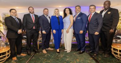 El foro inaugural reunió a líderes legales y legisladores estatales para promover conversaciones sobre acceso a la justicia, el sistema de justicia civil y los derechos de los consumidores de Florida La comunidad legal del sur de la Florida y destacados líderes legislativos estatales se dieron cita el pasado jueves 11 de junio en el Mayfair Hotel de Coconut Grove para participar en el exitoso MDTLA Dade Delegates Legislative Luncheon, una iniciativa concebida, desarrollada y organizada por Amanda Demanda, Presidenta de la Miami-Dade Trial Lawyers Association (MDTLA), como parte de su visión de ampliar el papel de la organización en las áreas de educación, participación cívica y defensa de los derechos de los ciudadanos. Más que un almuerzo legislativo, el evento marcó el lanzamiento de un nuevo foro de diálogo diseñado para fortalecer las relaciones entre la comunidad legal y los responsables de formular políticas públicas en Florida, creando oportunidades para conversaciones significativas fuera del entorno formal de la sesión legislativa. Bajo el liderazgo de Amanda Demanda, MDTLA continúa evolucionando y expandiendo su misión, promoviendo iniciativas que fomentan la colaboración, la educación y la participación activa en asuntos que impactan directamente a los ciudadanos de Florida y al sistema de justicia civil. Amanda fungió como anfitriona y moderadora del programa, guiando las discusiones entre abogados litigantes, líderes de la comunidad legal y legisladores estatales sobre temas relacionados con el acceso a la justicia, la protección de los consumidores, el sistema de justicia civil y otros asuntos de interés público. “Creamos este foro porque creemos que el diálogo directo entre quienes elaboran las leyes y quienes trabajan diariamente dentro del sistema de justicia es fundamental para construir soluciones reales para los ciudadanos de Florida. Nuestro objetivo es fortalecer esas relaciones, promover conversaciones productivas y asegurar que las voces de nuestra comunidad legal sean escuchadas en temas que afectan el acceso a la justicia y los derechos de los consumidores”, expresó Amanda Demanda. Entre los legisladores participantes estuvieron la Senadora Alexis Calatayud y los Representantes Estatales Michael Redondo, David Borrero, Ashley Gantt, Alex Rizo, Omar Blanco y Demi Busatta, quienes compartieron perspectivas sobre prioridades legislativas actuales y participaron activamente en conversaciones abiertas con los asistentes. Uno de los momentos más destacados de la jornada fue el panel especial “Women Shaping Florida’s Future”, una conversación que reunió a destacadas líderes para analizar el papel creciente de las mujeres en la formulación de políticas públicas, el liderazgo profesional y el desarrollo de las comunidades de Florida. El panel se convirtió en uno de los componentes más memorables del programa, generando un valioso intercambio de ideas sobre liderazgo, representación y servicio público. Los asistentes destacaron la naturaleza dinámica e interactiva del encuentro, así como la oportunidad única de establecer conexiones directas con legisladores en un ambiente profesional, colaborativo y orientado a la búsqueda de soluciones. El éxito de esta edición inaugural reafirma la importancia de crear espacios permanentes de diálogo entre la comunidad jurídica y los líderes gubernamentales, consolidando este foro como una plataforma destinada a fortalecer la comunicación, la colaboración y el entendimiento mutuo en beneficio de todos los floridanos. Con iniciativas como esta, Amanda Demanda continúa impulsando una nueva etapa para MDTLA, enfocada no solo en la excelencia profesional de sus miembros, sino también en una participación activa en las conversaciones que moldean el futuro del sistema de justicia y de las comunidades a las que sirve. Sobre MDTLA Miami-Dade Trial Lawyers Association (MDTLA) es una organización dedicada a promover la excelencia profesional, la educación continua y la defensa del acceso a la justicia. A través de programas educativos, iniciativas de participación cívica y esfuerzos de defensa de los derechos de los ciudadanos, MDTLA trabaja para fortalecer el sistema de justicia civil y servir como una voz activa en favor de los consumidores y las comunidades de Florida. Amanda Demanda Impulsa Un Nuevo Espacio De Diálogo Entre La Comunidad Legal Y Los Legisladores