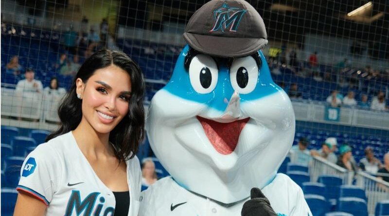 Los Miami Marlins invitan a Michell Roxana a realizar el First Pitch