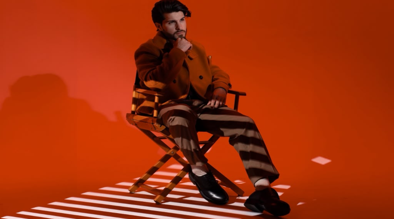 Maik transforma su historia personal en un refugio pop con el lanzamiento de su proyecto conceptual «Soy el hijo gay» Maik transforma su historia personal en un refugio pop con el lanzamiento de su proyecto conceptual «Soy el hijo gay»