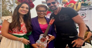 Nitzia Chama  Brilla en el Desfile de la Independencia de México del Este de Los Ángeles junto a Gabriel Soto