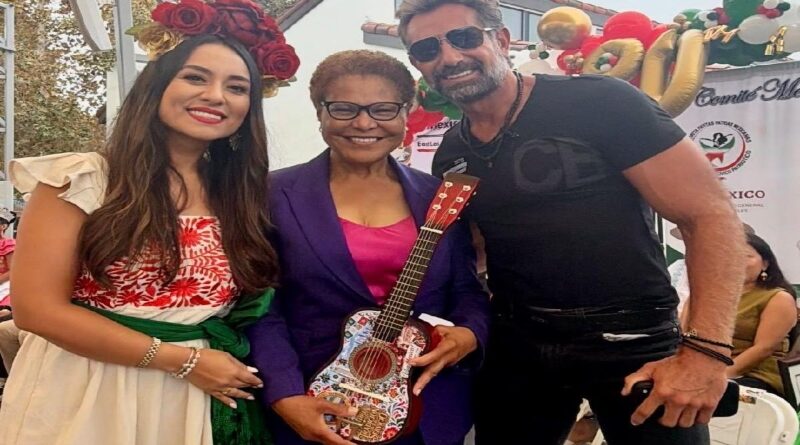 Nitzia Chama Brilla en el Desfile de la Independencia de México del Este de Los Ángeles junto a Gabriel Soto