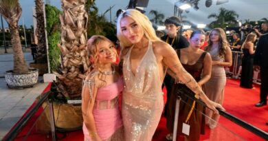 La cantante venezolana Anny deslumbra en la alfombra roja de los Premios Juventud 2026