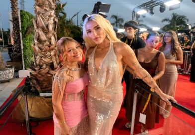 La cantante venezolana Anny deslumbra en la alfombra roja de los Premios Juventud 2026