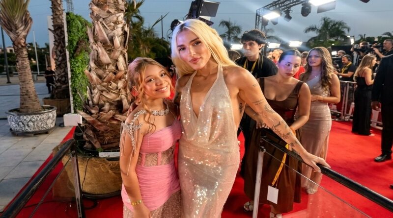 La cantante venezolana Anny deslumbra en la alfombra roja de los Premios Juventud 2026