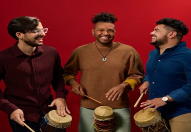 Caracas Trio inscribe el jazz venezolano en los Latin Grammy® 2026 con su álbum debut: «Folklore» Integrantes de CARACAS TRÍO Gabriel Chakarji (Piano, teclado, keybass y voz) Galardonado pianista, compositor y director de banda que fusiona los ritmos afrovenezolanos con el jazz y la energía musical de Nueva York. Con un estilo único que une tradición e innovación, aborda en sus obras temas como la migración y la identidad. Entre sus distinciones destacan la beca New Jazz Works de Chamber Music America, la Residency Commission de The Jazz Gallery y el premio ASCAP Herb Alpert Young Jazz Composer Award. Además, participó en el álbum ganador del Grammy "Fandango at the Wall in New York" con The Afro-Latin Jazz Orchestra. Es autor del aclamado disco New Beginning, de la suite Immigrant Tales y cofundador del proyecto Caracas Trio. Músico muy solicitado, ha colaborado con figuras de la talla de Arturo Sandoval, Camila Meza, Ben Wendel, Jeremy Bosch, Dayna Stephens y Ari Hoenig en festivales e importantes escenarios globales. Juan Diego Villalobos (Vibráfono, percusión, keybass y voz) Juan Diego Villalobos es un compositor, arreglista y uno de los vibrafonistas más solicitados de Nueva York. Originario de Maracaibo, se formó desde niño en el folclore venezolano y luego en el Conservatorio Simón Bolívar de Caracas. Fue percusionista de la Orquesta Sinfónica Juvenil Teresa Carreño, actuando en Europa, Asia y EE. UU. bajo la dirección de Gustavo Dudamel y Christian Vázquez. En 2014 participó en el concierto del 69º aniversario de la ONU junto a Sting y Lang Lang. Con beca completa en la Manhattan School of Music, estudió con maestros como Stefon Harris y Joe Locke, presentándose en clubes icónicos como Dizzy's, Smalls y Birdland junto a Paquito D'Rivera, Arturo O'Farrill y Miguel Zenón. Su disco Perspectiva (2017) fusiona jazz y música afrovenezolana, y obtuvo un Latin Grammy por su trabajo en el álbum Identidad del cuatrista Miguel Siso. Daniel Prim (Batería, percusión y voz) Daniel Prim es un baterista y percusionista venezolano, ganador del Grammy, especializado en jazz, música latina y ritmos afrovenezolanos. Nacido en Caracas, inició sus estudios en la Escuela José Reina y el Conservatorio Simón Bolívar de "El Sistema". En 2013 se trasladó a Los Ángeles bajo la tutoría de Jeff Hamilton y en 2016 fijó su residencia en Nueva York. Ha actuado en escenarios emblemáticos como el Carnegie Hall y Dizzy's Club Coca-Cola con figuras de la talla de Luis Perdomo, Etienne Charles, Dayna Stephens y Ella Bric. Educador destacado, ha impartido clases magistrales de percusión afrovenezolana en Berklee College of Music, Salem State University y NYU. Su estilo busca integrar la instrumentación tradicional venezolana con la composición e improvisación del jazz. En 2022 lanzó su primer álbum, HOME, con el proyecto Daniel Prim y Su Parampampan.
