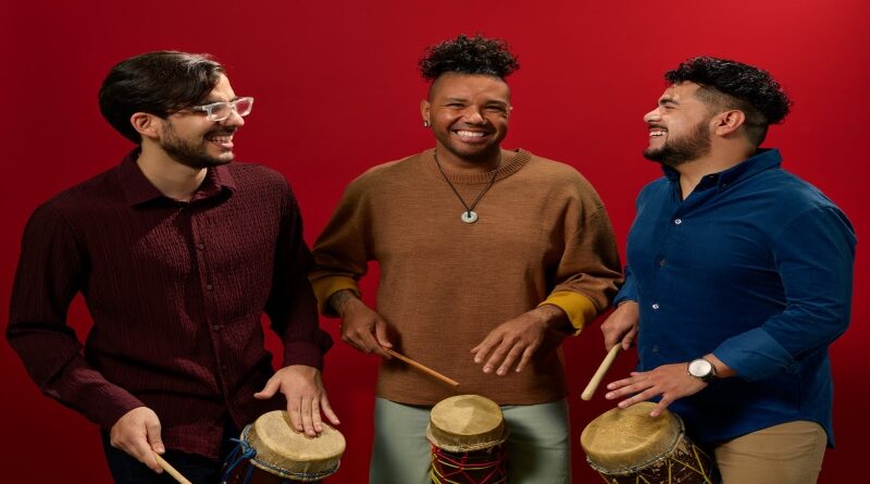 Integrantes de CARACAS TRÍO Gabriel Chakarji (Piano, teclado, keybass y voz) Galardonado pianista, compositor y director de banda que fusiona los ritmos afrovenezolanos con el jazz y la energía musical de Nueva York. Con un estilo único que une tradición e innovación, aborda en sus obras temas como la migración y la identidad. Entre sus distinciones destacan la beca New Jazz Works de Chamber Music America, la Residency Commission de The Jazz Gallery y el premio ASCAP Herb Alpert Young Jazz Composer Award. Además, participó en el álbum ganador del Grammy "Fandango at the Wall in New York" con The Afro-Latin Jazz Orchestra. Es autor del aclamado disco New Beginning, de la suite Immigrant Tales y cofundador del proyecto Caracas Trio. Músico muy solicitado, ha colaborado con figuras de la talla de Arturo Sandoval, Camila Meza, Ben Wendel, Jeremy Bosch, Dayna Stephens y Ari Hoenig en festivales e importantes escenarios globales. Juan Diego Villalobos (Vibráfono, percusión, keybass y voz) Juan Diego Villalobos es un compositor, arreglista y uno de los vibrafonistas más solicitados de Nueva York. Originario de Maracaibo, se formó desde niño en el folclore venezolano y luego en el Conservatorio Simón Bolívar de Caracas. Fue percusionista de la Orquesta Sinfónica Juvenil Teresa Carreño, actuando en Europa, Asia y EE. UU. bajo la dirección de Gustavo Dudamel y Christian Vázquez. En 2014 participó en el concierto del 69º aniversario de la ONU junto a Sting y Lang Lang. Con beca completa en la Manhattan School of Music, estudió con maestros como Stefon Harris y Joe Locke, presentándose en clubes icónicos como Dizzy's, Smalls y Birdland junto a Paquito D'Rivera, Arturo O'Farrill y Miguel Zenón. Su disco Perspectiva (2017) fusiona jazz y música afrovenezolana, y obtuvo un Latin Grammy por su trabajo en el álbum Identidad del cuatrista Miguel Siso. Daniel Prim (Batería, percusión y voz) Daniel Prim es un baterista y percusionista venezolano, ganador del Grammy, especializado en jazz, música latina y ritmos afrovenezolanos. Nacido en Caracas, inició sus estudios en la Escuela José Reina y el Conservatorio Simón Bolívar de "El Sistema". En 2013 se trasladó a Los Ángeles bajo la tutoría de Jeff Hamilton y en 2016 fijó su residencia en Nueva York. Ha actuado en escenarios emblemáticos como el Carnegie Hall y Dizzy's Club Coca-Cola con figuras de la talla de Luis Perdomo, Etienne Charles, Dayna Stephens y Ella Bric. Educador destacado, ha impartido clases magistrales de percusión afrovenezolana en Berklee College of Music, Salem State University y NYU. Su estilo busca integrar la instrumentación tradicional venezolana con la composición e improvisación del jazz. En 2022 lanzó su primer álbum, HOME, con el proyecto Daniel Prim y Su Parampampan.
